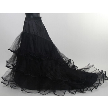 黒いドレンウエディングドレスの裾には骨と砂のスカートがあります。