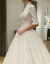 ネトの有名人であるTIKTOKウエディングドレスの女性新婦姫フレンチーやかなウーウェルディは、ストーンストーンストーンのサテンを撮影して外に出ます。ホワイトトレインイン。